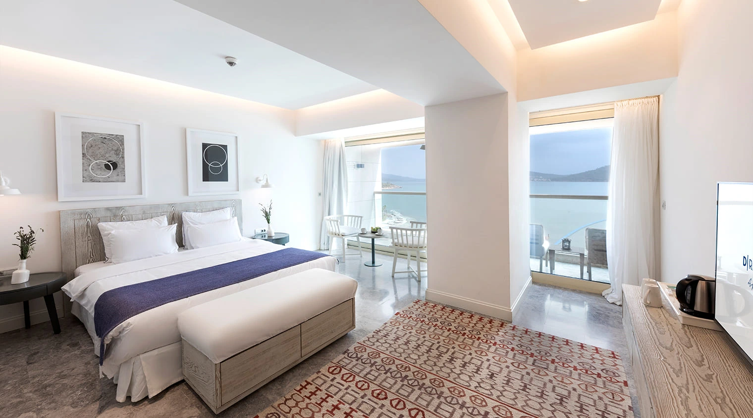 D Resort Ayvalık Superior Deniz Manzaralı Oda iç görünümü ve deniz manzarası